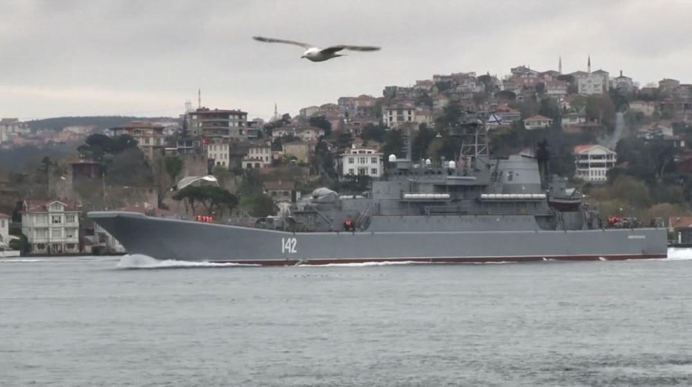 Rus savaş gemisi İstanbul Boğazı’ndan geçti - 4