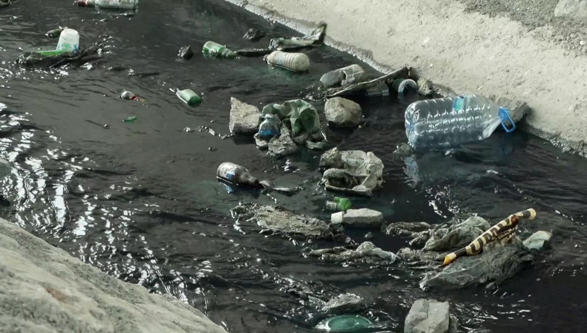 İstanbul'da derenin rengi atıklar nedeniyle değişti