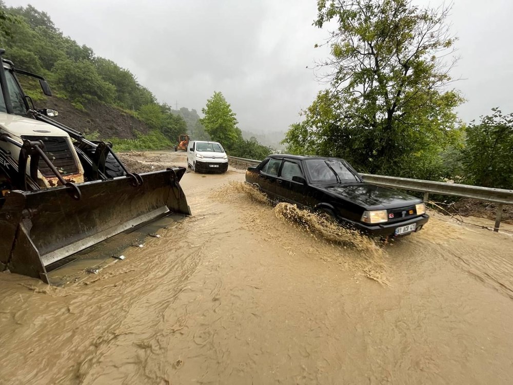 Karadeniz'i sel vurdu: Dereler taştı, yollar göle döndü, evleri su bastı - 30