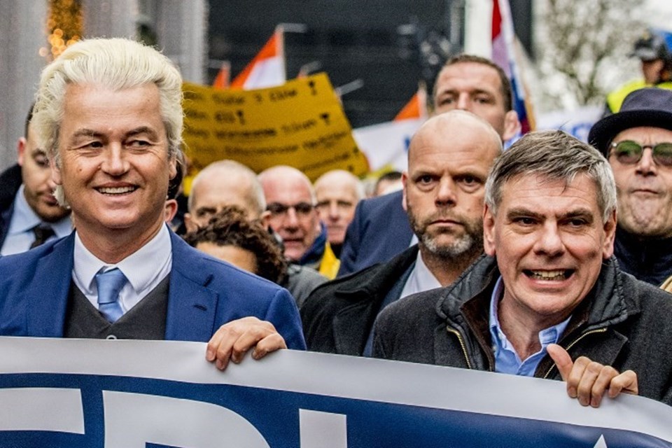 Geçen sene Brüksel'de bir cami önünde Cuma namazı çıkışında Kuran-ı Kerim sayfalarını yırtarak büyük tepki çeken Dewinter, Hollanda'nın ırkçı Özgürlükler Partisi (PVV) lideri Geert Wilders ile de yakın bir ilişki yürütüyor.