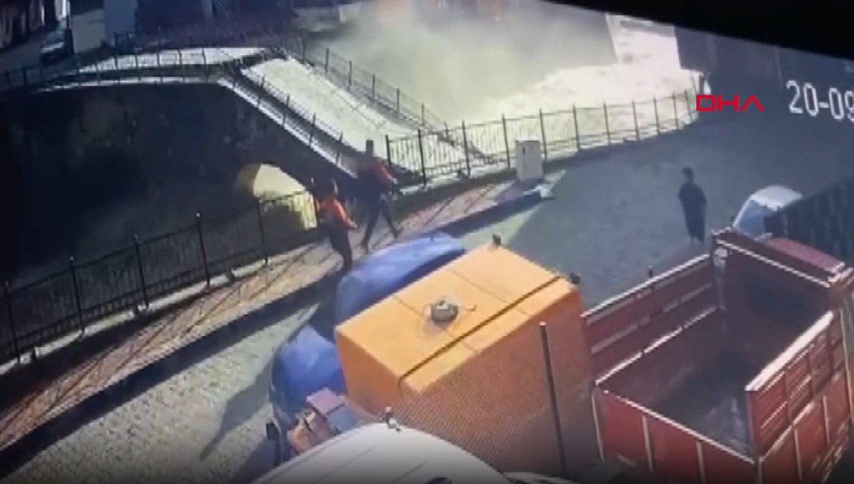 Tarihi köprünün yıkılma anı kamerada