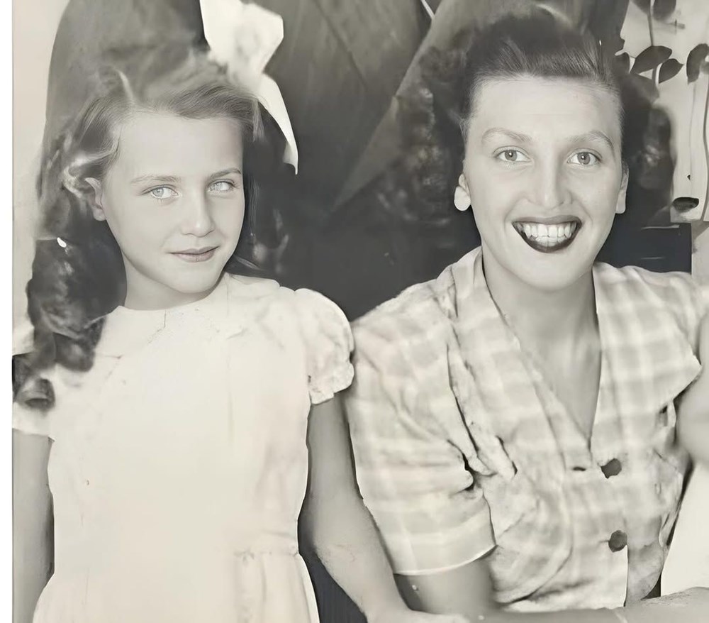 Su Burcu Yazgı Coşkun'dan nostaljik kare (Ünlülerin çocukluk ve gençlik halleri) - 30