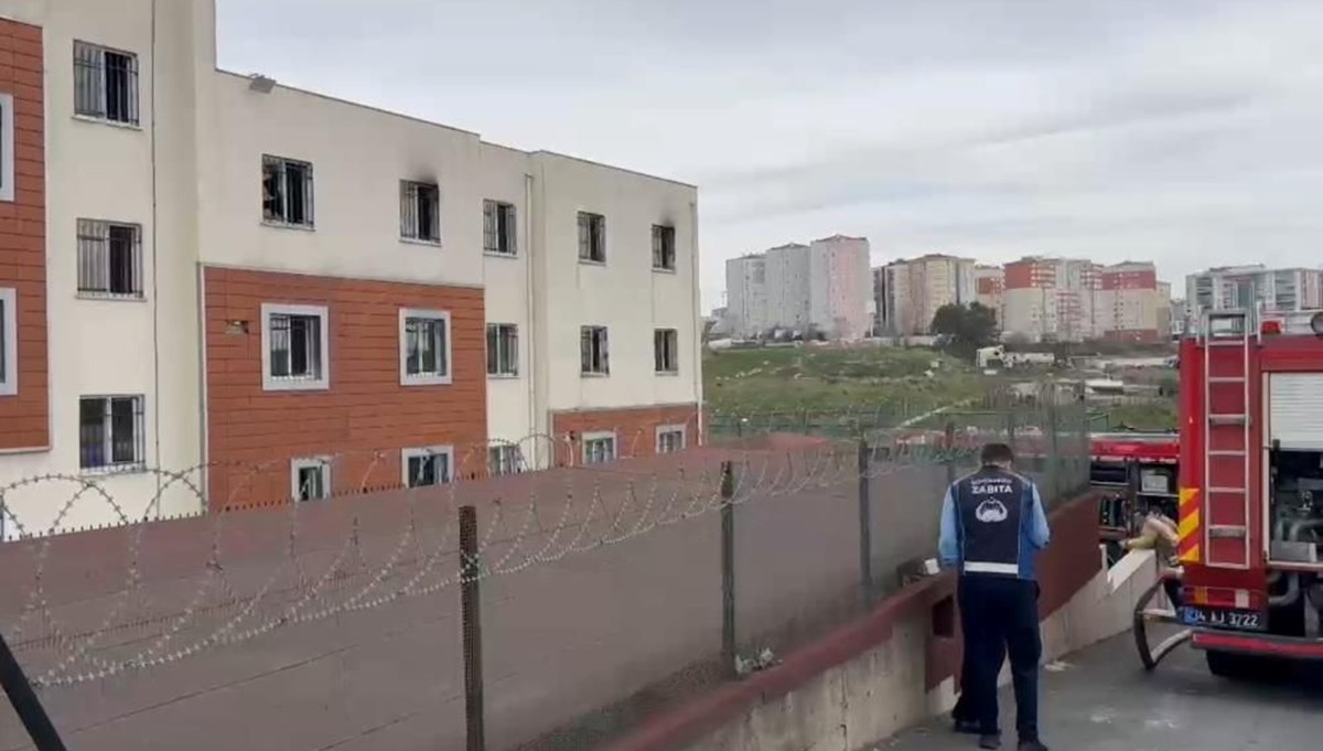 Beylikdüzü Çocuk Destek Merkezi'nde korkutan yangın: 10 çocuk tahliye edildi Beylikdüzü Çocuk Destek Merkezi'nde korkutan yangın: 10 çocuk tahliye edildi