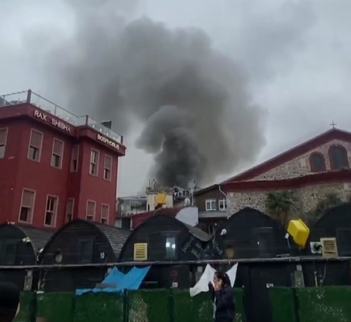 Yangın birçok noktadan görülüyor. Yangın birçok noktadan görülüyor.