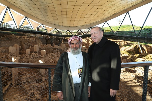 Cumhurbaşkanı Erdoğan, tören öncesi Ören Yeri'nde incelemelerde bulunup arazinin eski sahibi 66 yaşındaki Mahmut Yıldız ile fotoğraf çektirdi.