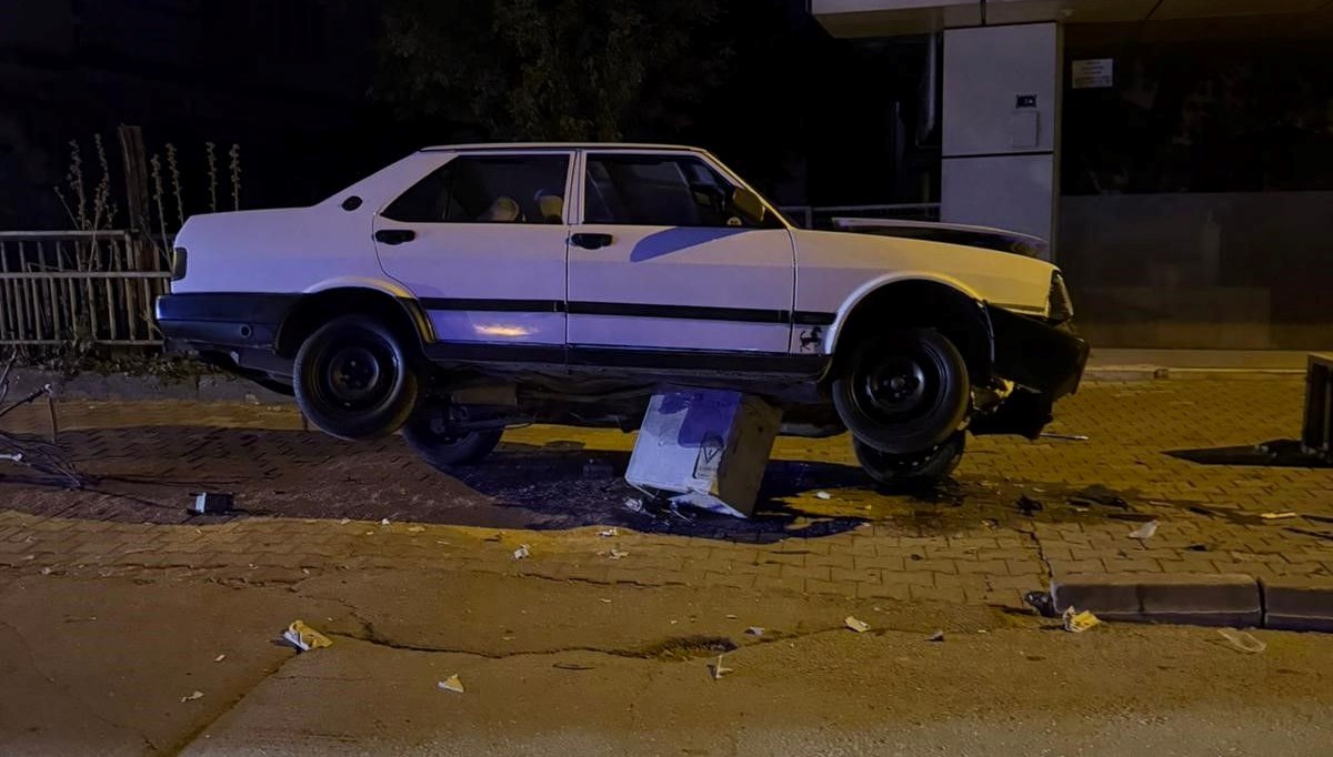 Niğde'de otomobil trafoya çıktı Niğde'de otomobil trafoya çıktı