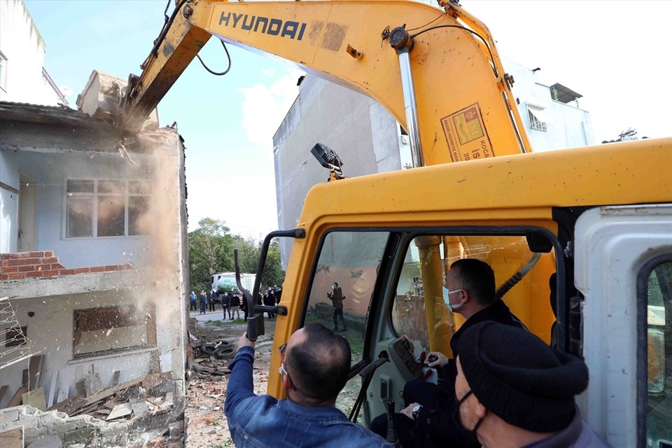 Kocaeli'de 17 Ağustos Depremi'nde hasar gören metruk binalar yıkılıyor - 1