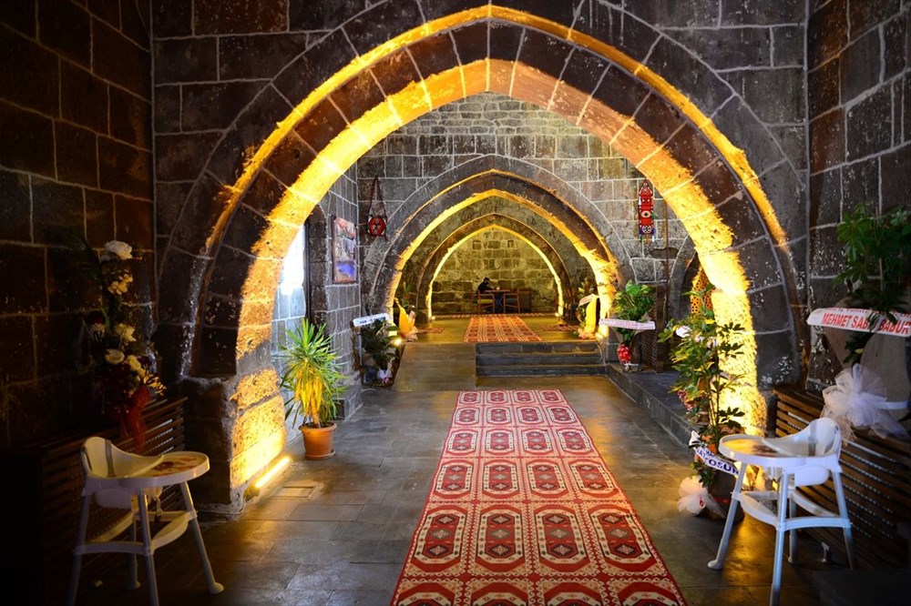 Bitlis'te 5 asırlık han ziyaretçilerini zamanda yolculuğa çıkarıyor - 5