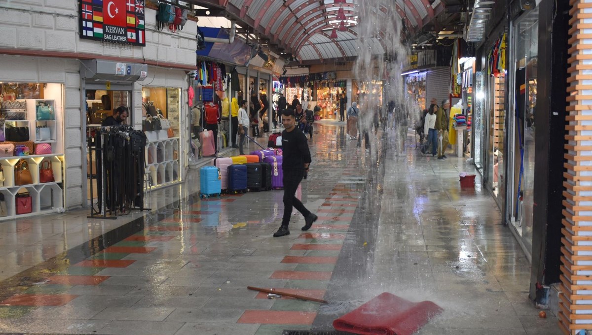 Marmaris'te sağanak: Kapalı Çarşı'yı su bastı
