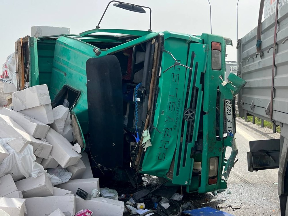 Otoyolda 3 kamyonun karıştığı kaza: İstanbul yönünde trafik
durdu - 3