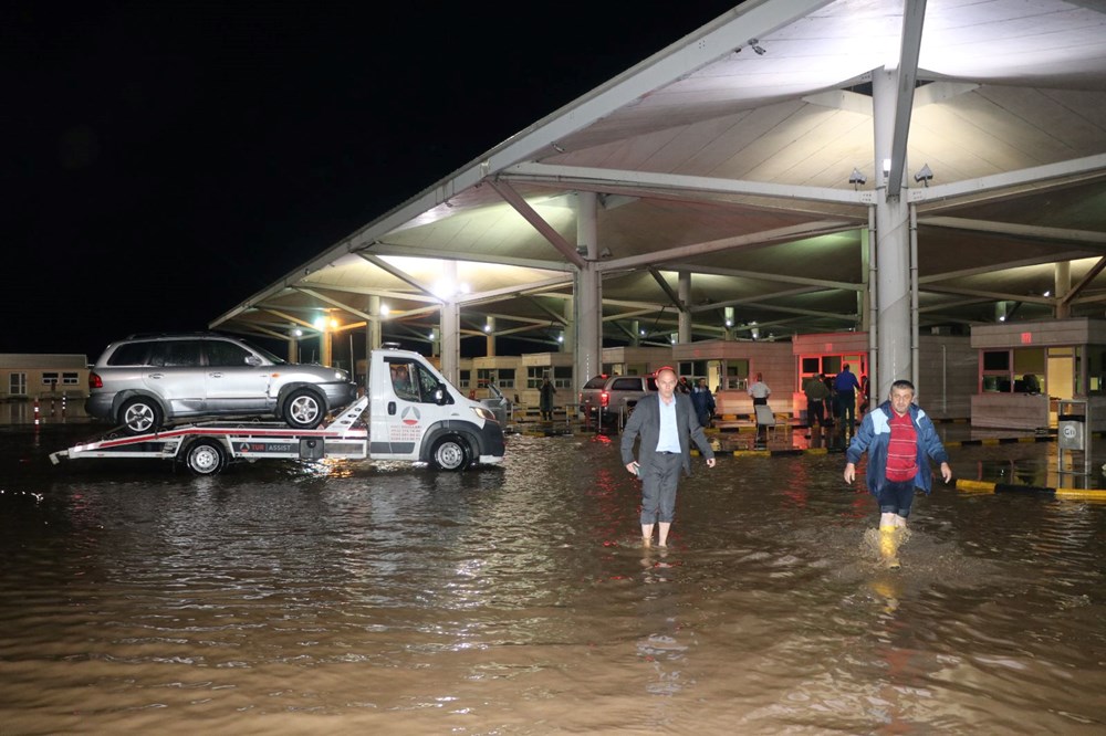 Kapıkule Gümrük Sahası'nı su bastı, sınırda geçişler durdu - 7
