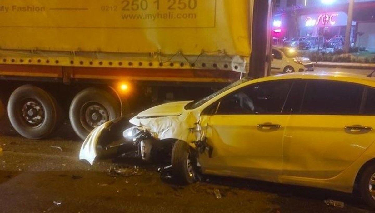 Otomobil TIR'ın altında kaldı: 2 yaralı Otomobil TIR'ın altında kaldı: 2 yaralı