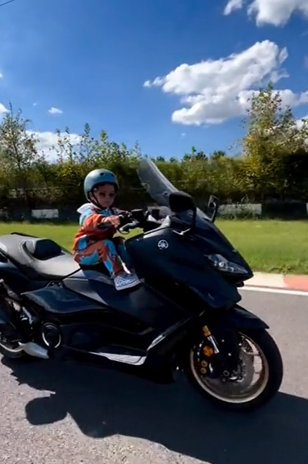 Kenan Sofuoğlu'nun 3 yaşındaki oğluna motosiklet kullandırması gündem oldu - 3