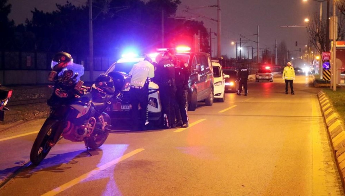 Sakarya’da hafif ticari araç yunus ekibine çarptı: 4 polis yaralı Sakarya’da hafif ticari araç yunus ekibine çarptı: 4 polis yaralı