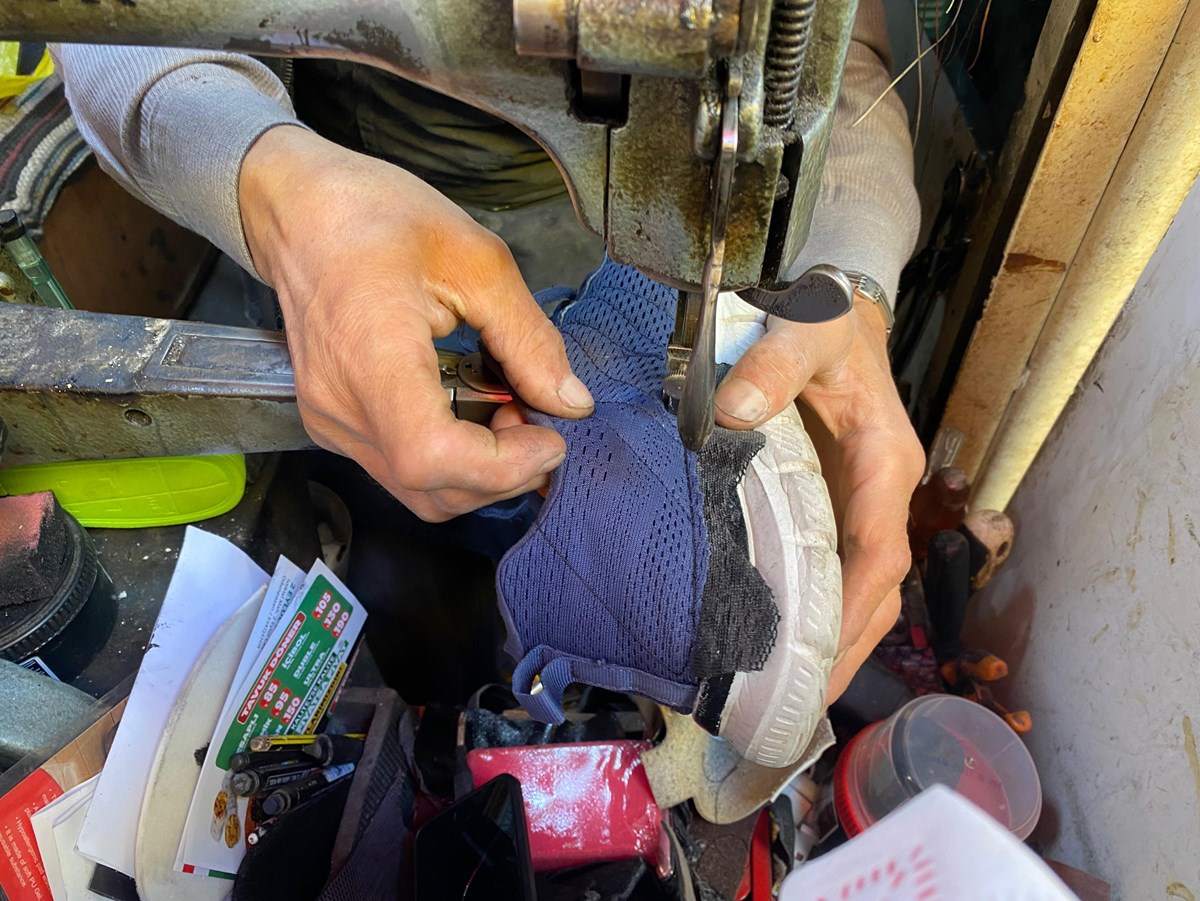 Eski ayakkabılar tamir ediliyor