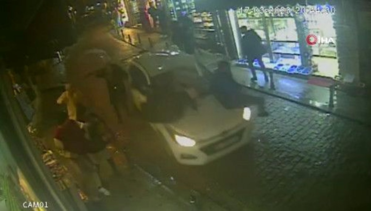 Galata’da otomobil yayaların arasına daldı Galata’da otomobil yayaların arasına daldı