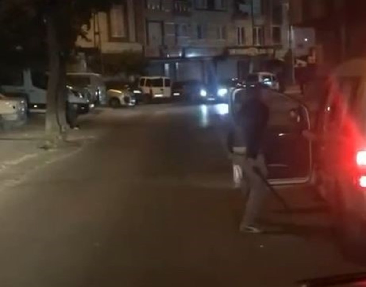 Olay, çevredeki bir vatandaşın cep telefonu kamerasıyla kaydedildi. Olay, çevredeki bir vatandaşın cep telefonu kamerasıyla kaydedildi.