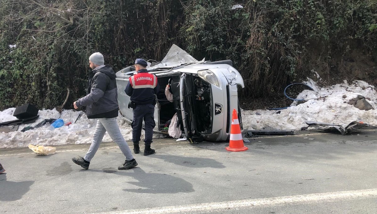 İşçi servisi ile hafif ticari araç çarpıştı: 3 yaralı