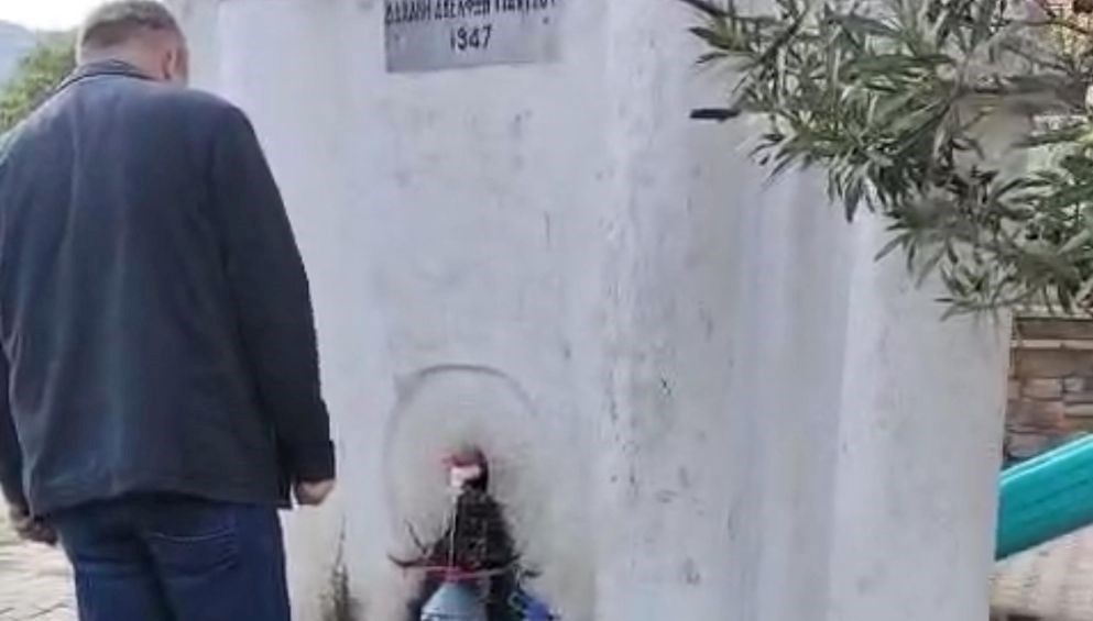 40 saattir su verilmiyor: İlçedeki çeşmelere gidiyorlar