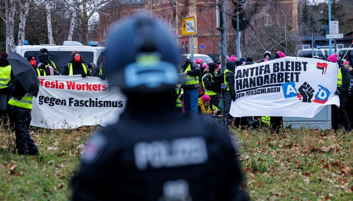 Almanya'da Neo-Nazi kongresine giden yolları kestiler: 200 otobüsle baskın Almanya'da Neo-Nazi kongresine giden yolları kestiler: 200 otobüsle baskın