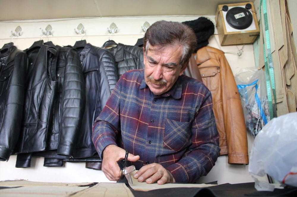 66 Yaşındaki Sanatkarın Ellerinde Ham Deri Sanata Dönüşüyor: Meslek Aşkıyla Yaratılan Eserler 73