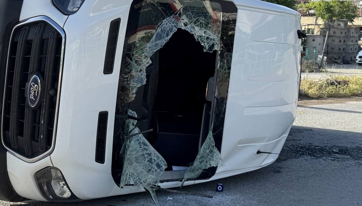 İşçi servisi ile otomobil çarpıştı