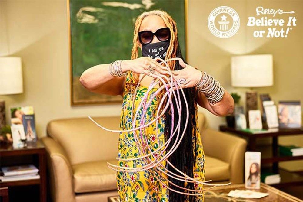7 meters 33 centimeters: The person with the longest nails in the world cut their nails after 30 years - 6