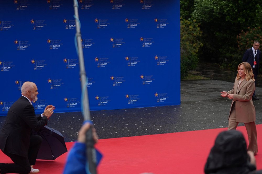 Meloni'yi diz çökerek karşıladı: Spor ayakkabıları Erdoğan'ın dikkatinden kaçmadı 78 b4Fs6LemPkmBNtMYUnUkcA