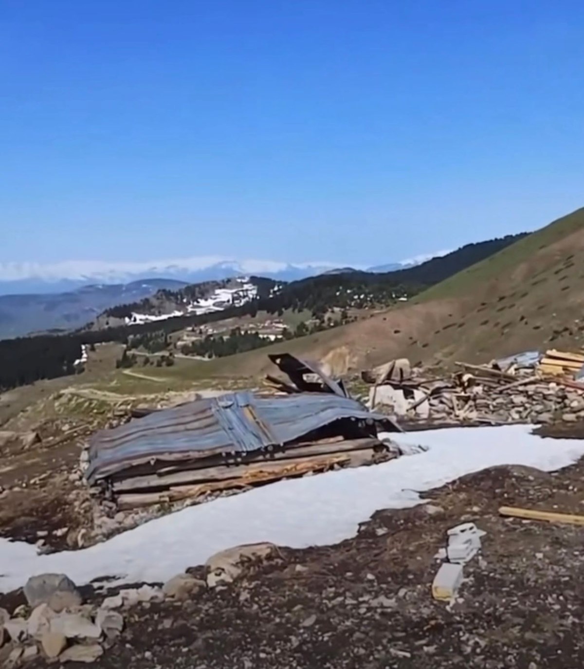 Kar eriyince ortaya çıktı: Sert geçen kış 9 evi yıktı