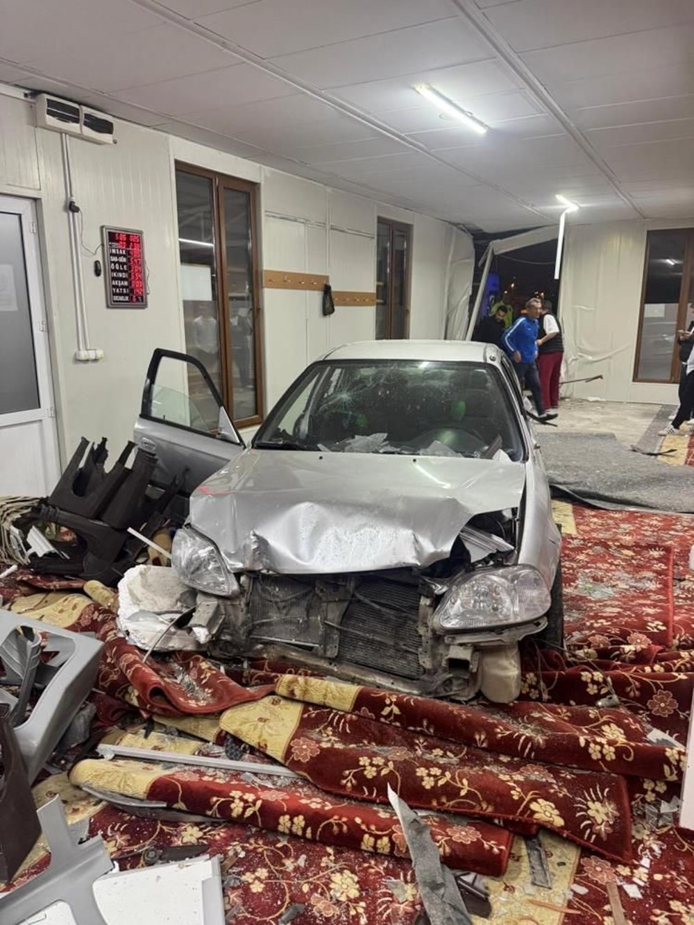 Sabah namaza gelenler şaşırdı: Felaket ucuz atlatıldı! 71 b51 s6pH5k hj3cdQ5ecdg