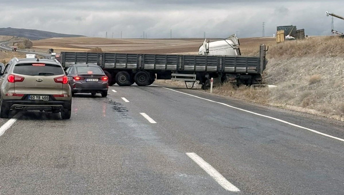 Yoldan çıkan TIR trafiği kapattı Yoldan çıkan TIR trafiği kapattı