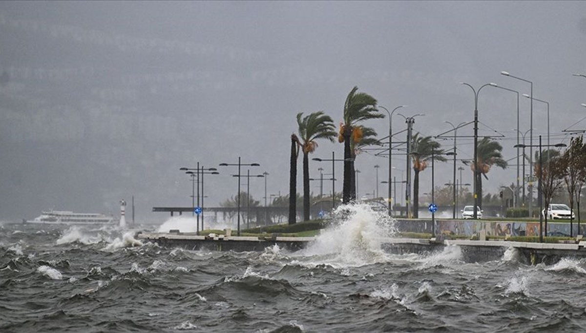 İzmir'de feribot seferlerine fırtına engeli İzmir'de feribot seferlerine fırtına engeli