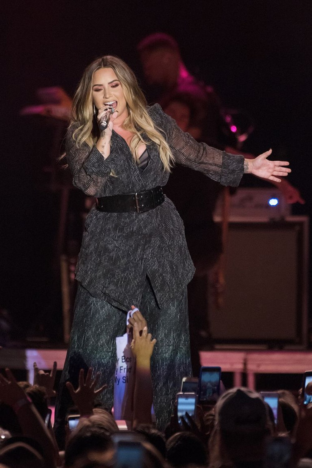Ünlü şarkıcı Demi Lovato hastaneye kaldırıldı - 4