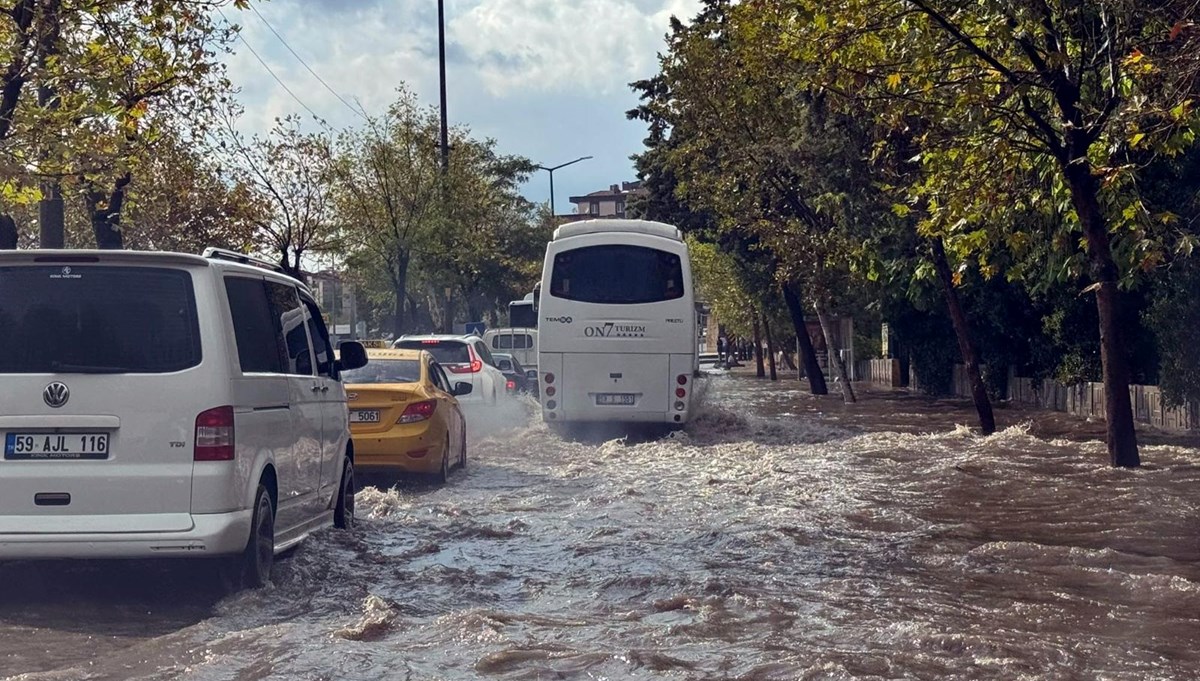 Çorlu'da yağış hayatı felç etti