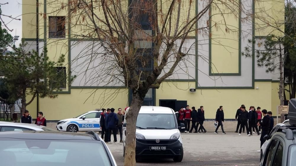 Lisede kavga: Okul
arkadaşını tornavidayla yaraladı - 2