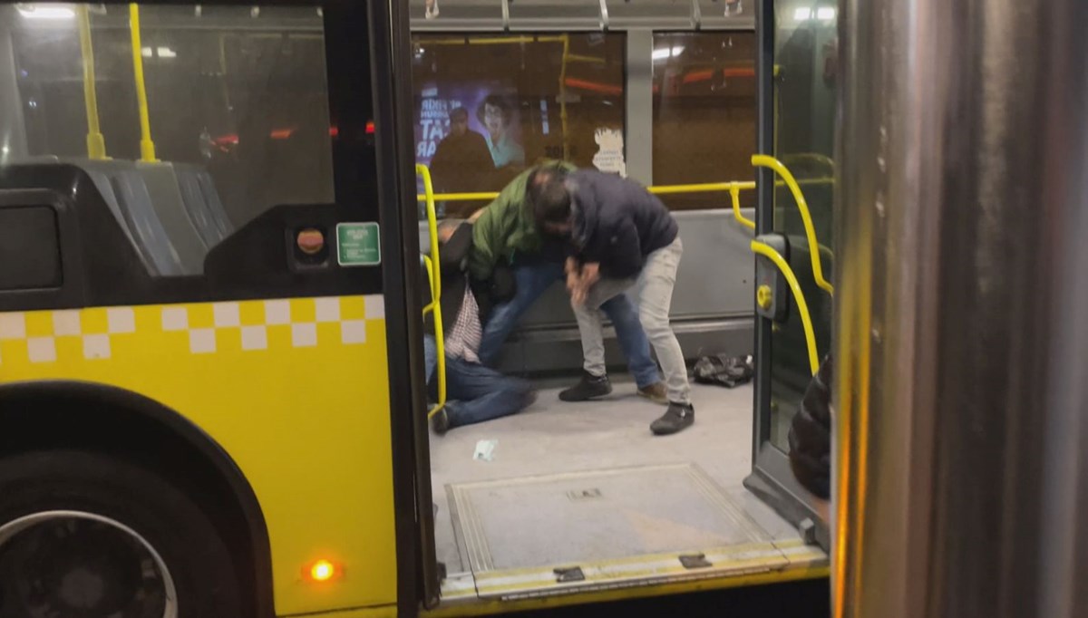 Metrobüste bıçaklı kavga: İki yolcu yaralandı