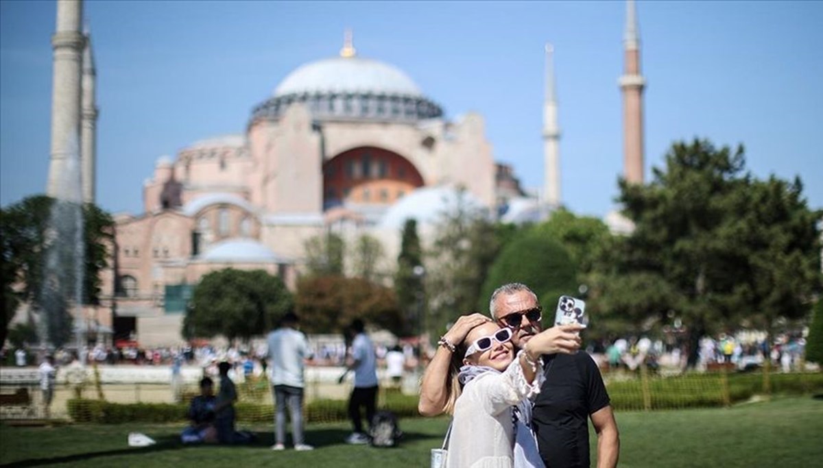 İstanbul'un yılın ilk yarısında ağırladığı yabancı turist yüzde 17 arttı İstanbul'un yılın ilk yarısında ağırladığı yabancı turist yüzde 17 arttı
