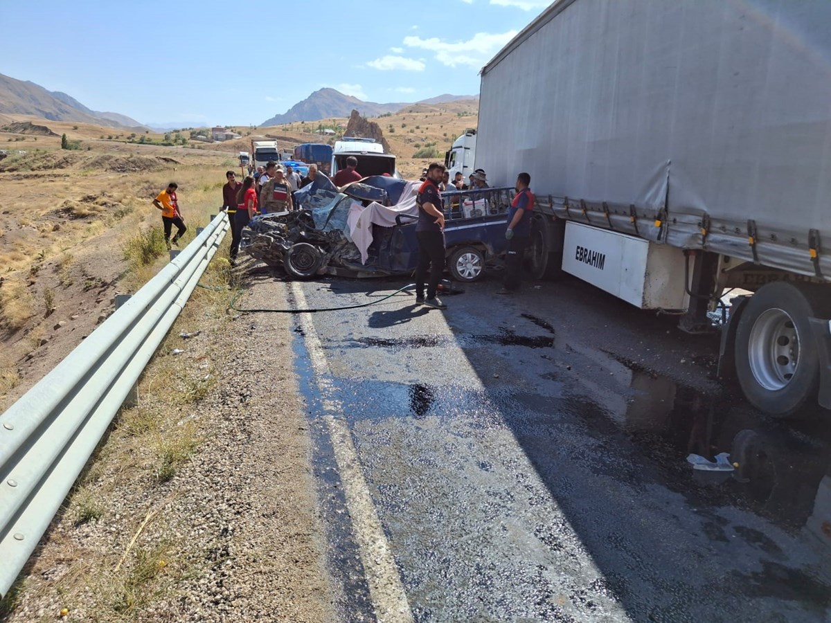 Kaza nedeniyle bir süre ulaşıma kapanan yol, yaklaşık bir saatlik çalışmanın ardından yeniden trafiğe açıldı. Kaza nedeniyle bir süre ulaşıma kapanan yol, yaklaşık bir saatlik çalışmanın ardından yeniden trafiğe açıldı.
