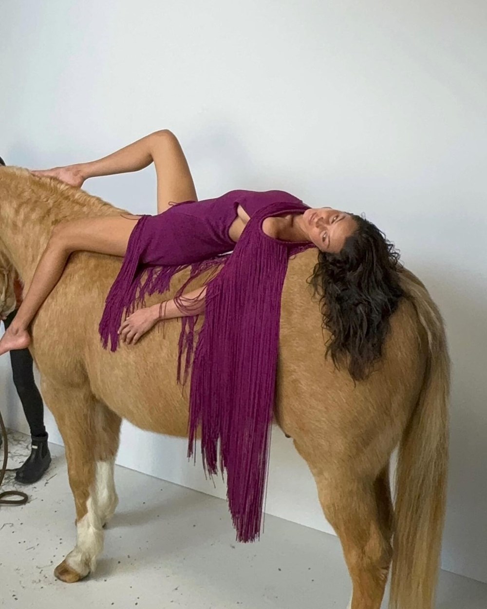 At üzerinde poz veren Bella Hadid tepki çekti - 4