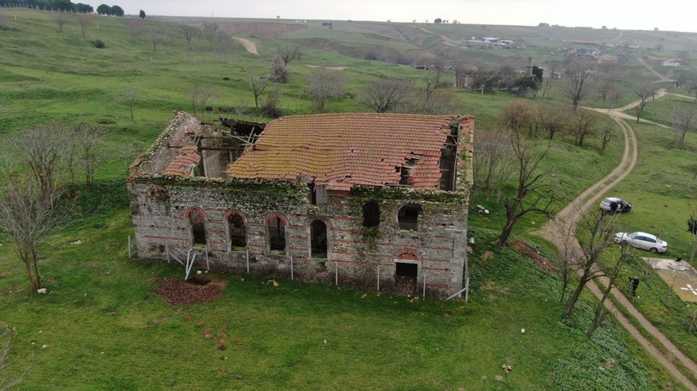 Defineciler tarihi kiliseyi talan etti - 11