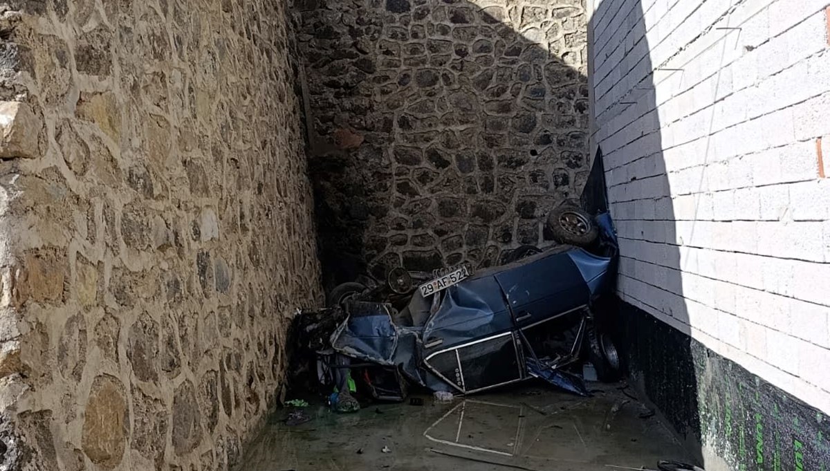Otomobil istinat duvarını aşıp otoparka düştü Otomobil istinat duvarını aşıp otoparka düştü