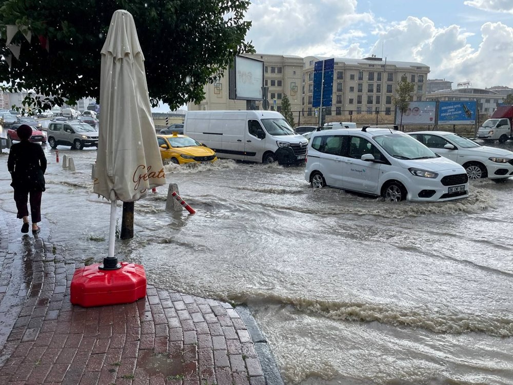 İstanbul'da sağanak yolları göle çevirdi (Araçlar suya gömüldü) - 2