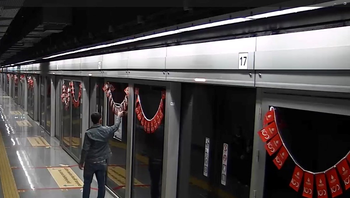 Metroda Türk bayraklarına saldırı anı görüntüleri ortaya çıktı Metroda Türk bayraklarına saldırı anı görüntüleri ortaya çıktı