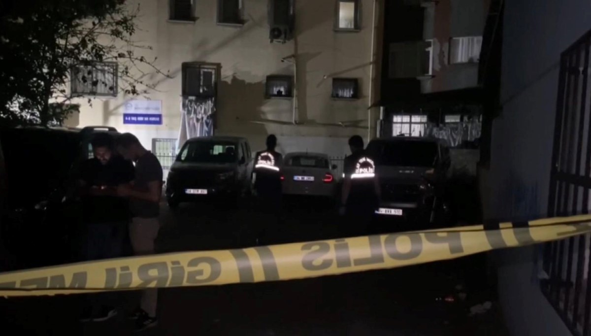 Beyoğlu'nda bir binanın bahçesindeki patlama korkuttu Beyoğlu'nda bir binanın bahçesindeki patlama korkuttu