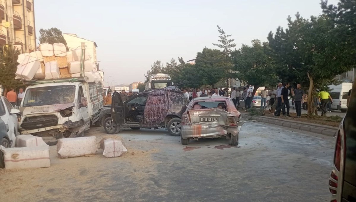 Bitlis'te freni boşalan TIR, 10 araca çarptı
