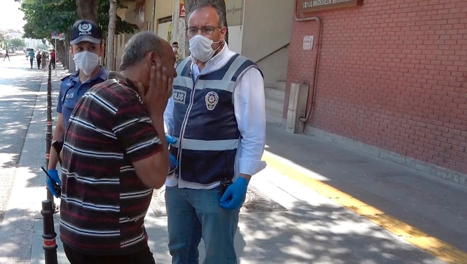 Maskesiz yakalandı, ceza kesilince kendini tokatladı