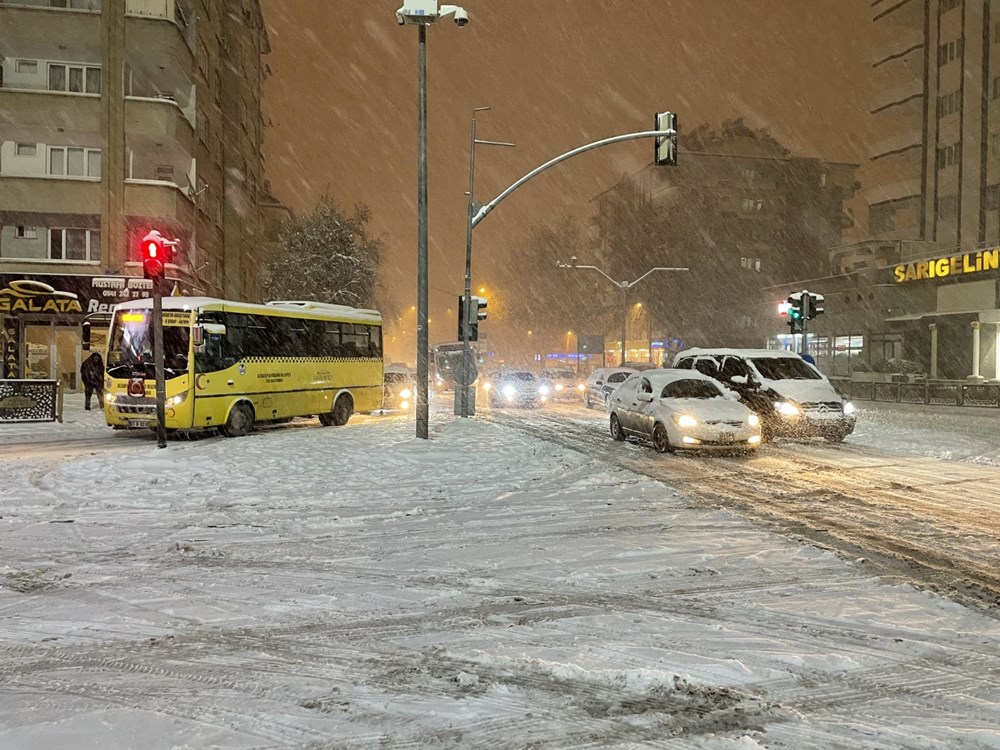 Gaziantep'te kar yağışı hayatı durdurdu: TAG otoyolunda mahsur kalan 2 bin kişi kurtarıldı - 3