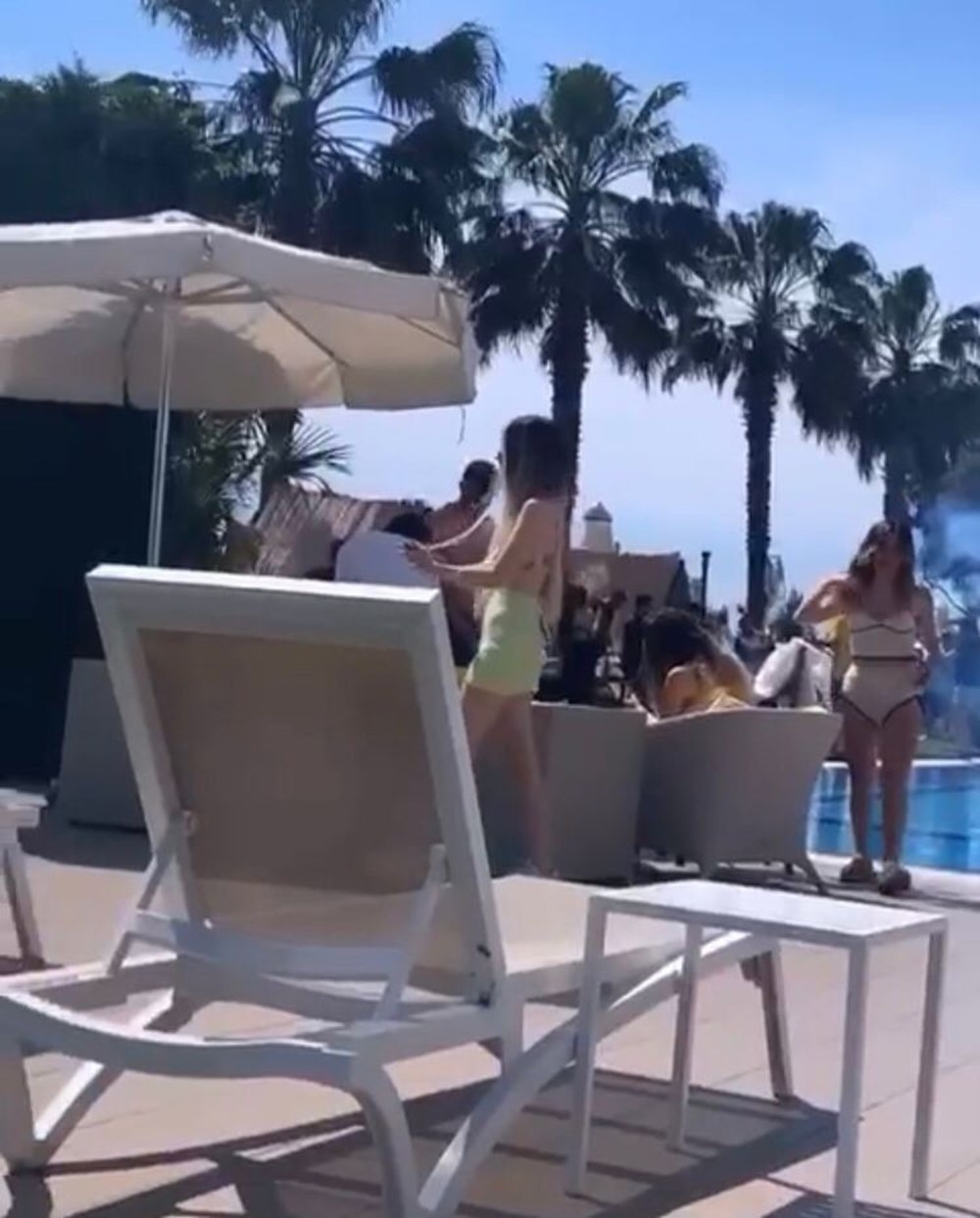 Pendik’te havuz başında maskesiz ve mesafesiz parti - 5