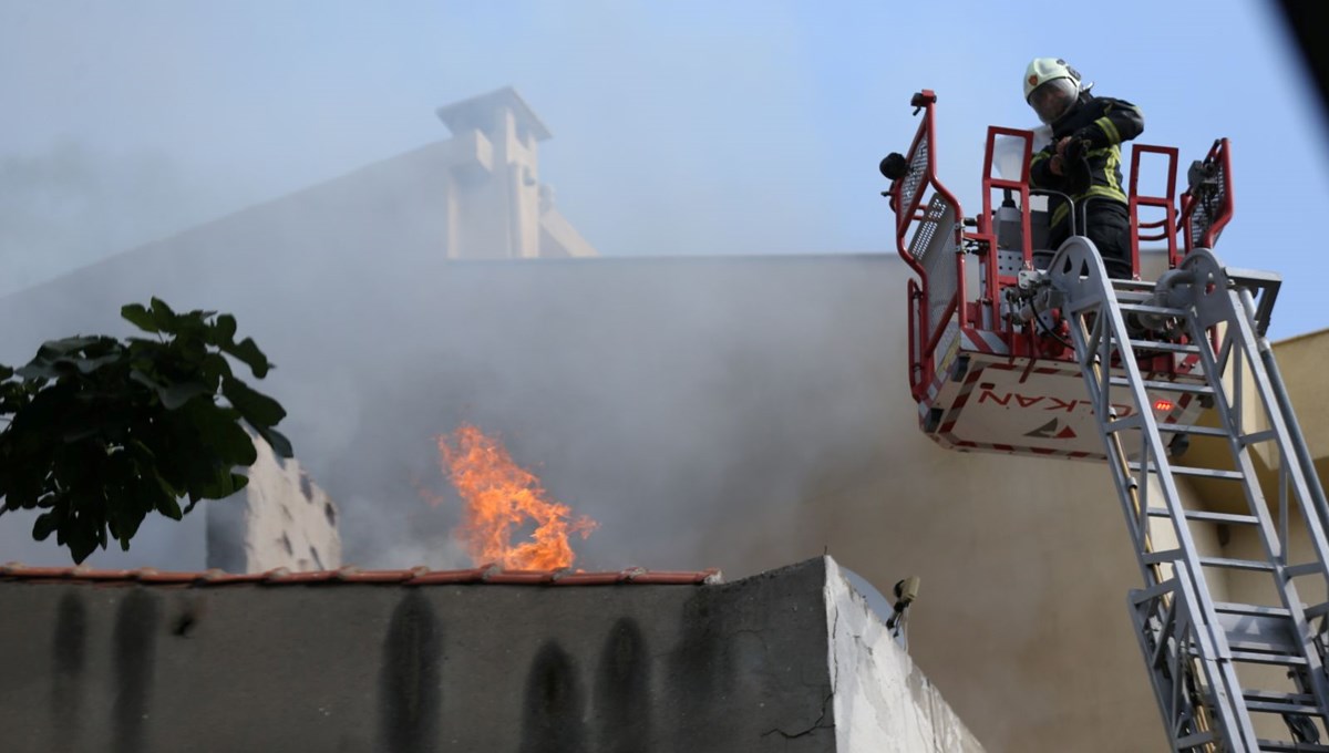 Çanakkale'de 4 katlı binanın çatısında yangın