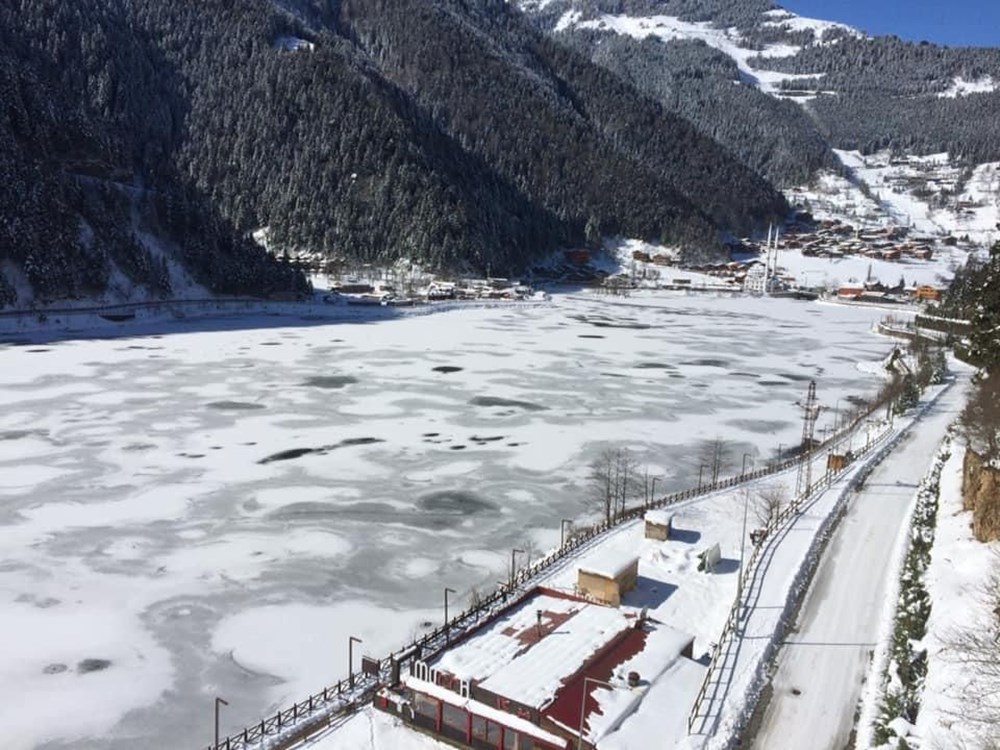 Beyaz örtüyle kaplanan Uzungöl buz tuttu - 2